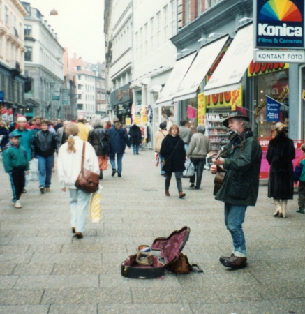 A view of a street performer in Str?get.