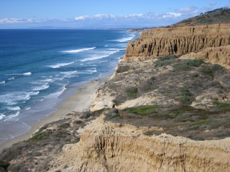 A view of the Pacific Ocean along the bluffs of Torrey Pines Reserves.
